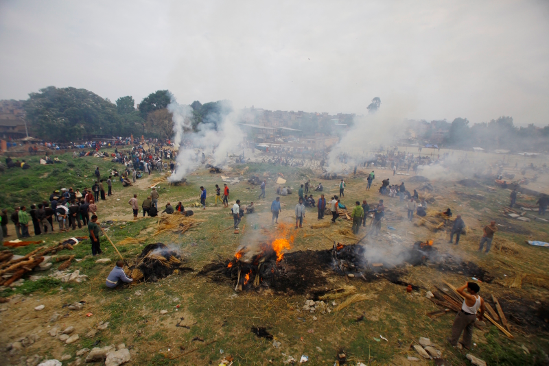 Illustration for article titled Photos from the devastating 7.8 magnitude earthquake in Nepal